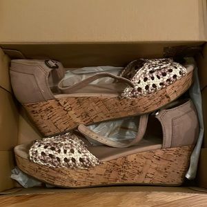 Tom’s woven platform wedges taupe